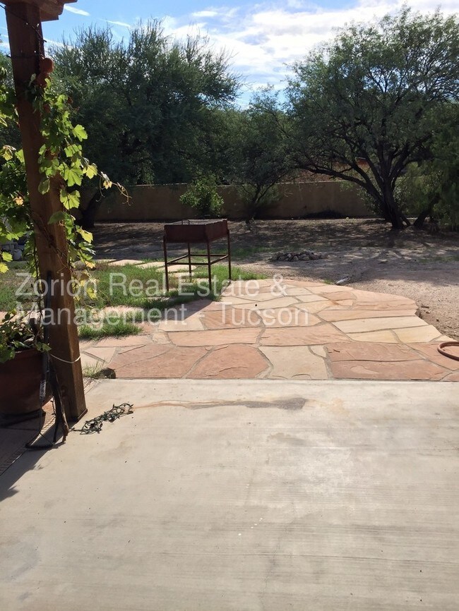 Building Photo - 10985 E. Tanque Verde Road