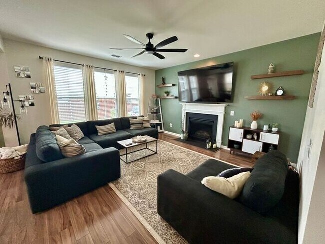 Foto del edificio - **Beautifully Maintained 3 Bedroom Home with Study, Screened Porch & Fenced Yard**