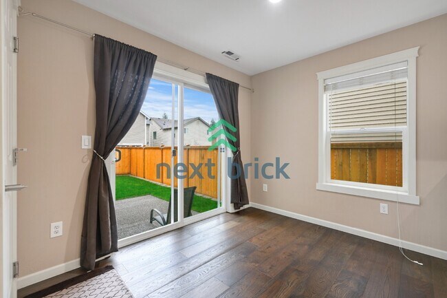 Foto del edificio - 4-Bedroom Home with Quartzite Counters & Modern Upgrades