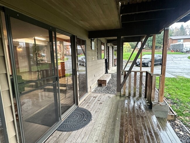 Building Photo - Super Comfortable Furnished Short term rental