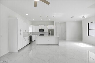 Building Photo - 744 Oakridge Ave S