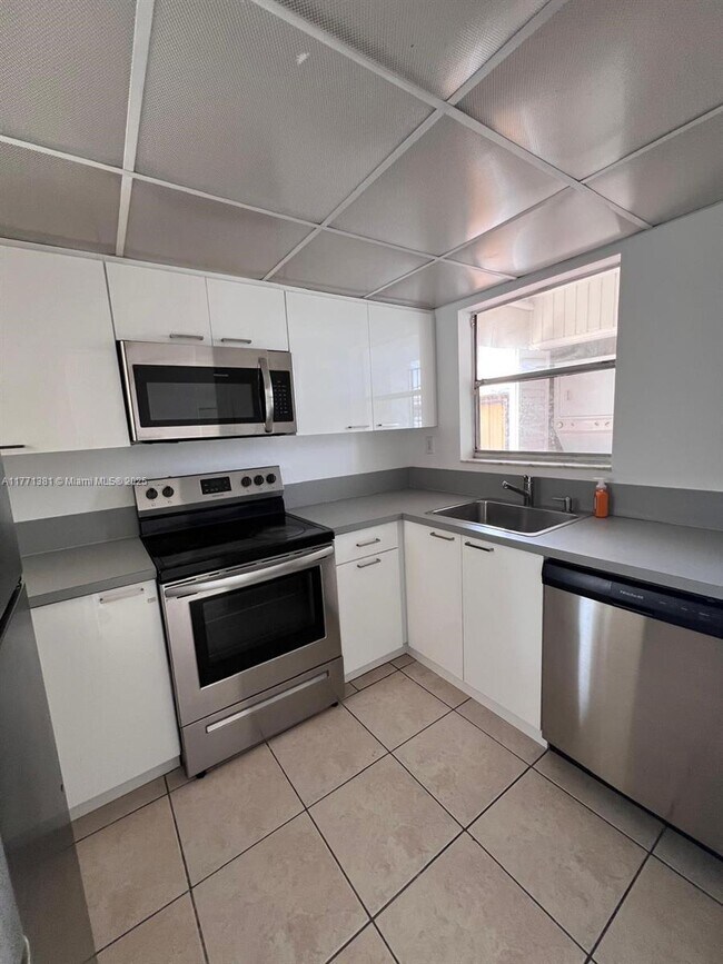 Building Photo - 1074 W 38th St