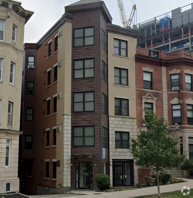 Building Photo - 461 Park Dr