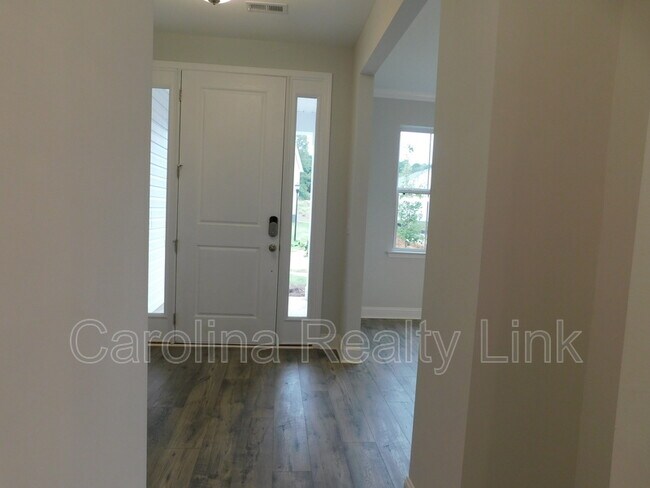 Building Photo - 143 E Fernwood St