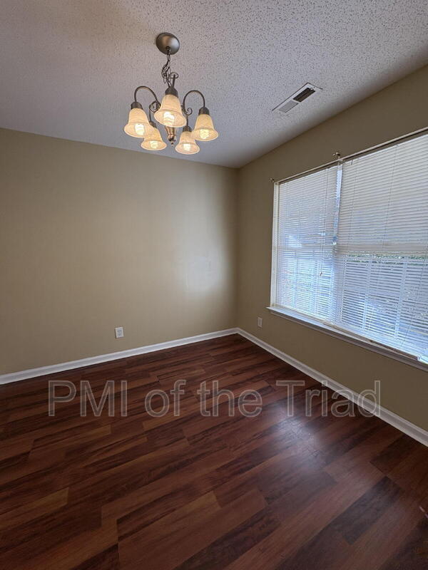 Building Photo - 152 Drewsbury Dr