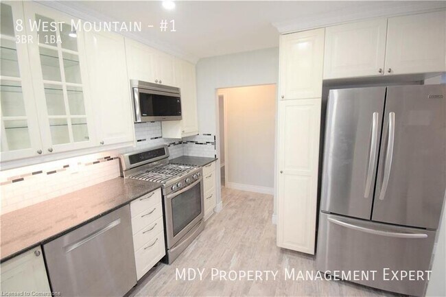 Photo du bâtiment - Welcome to this stunning upstairs apartment!