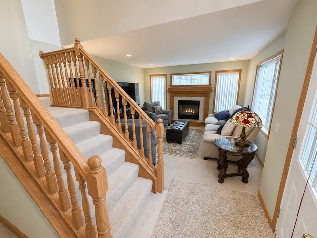 Foto del edificio - Stunning 2-Level Townhome with Vaulted Ceiling in Champlin!!