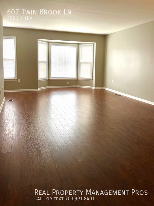 Foto del edificio - 607 Twin Brook Ln