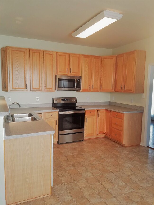 Building Photo - Beautifully maintained 3 bedroom 2 bath co...