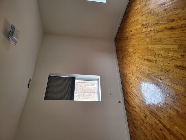 Building Photo - 820 E 44th St