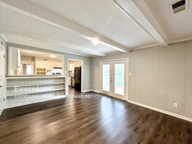 Foto del edificio - Beautiful 4-Bedroom Home with Spacious Liv...
