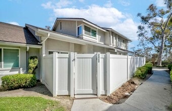 Building Photo - 2422 Coventry Cir