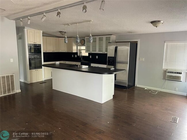 Building Photo - 5020 SW 30th Ave