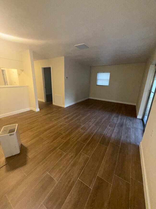 Building Photo - 7116 Oakwood Dr