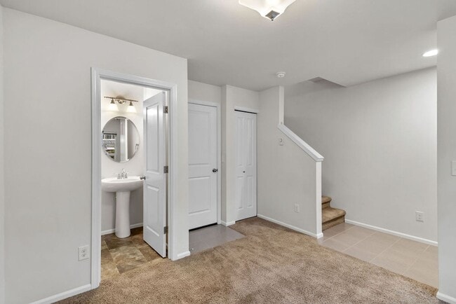 Building Photo - Spaciously Modern Tri Level Townhome for Rent in North Everett