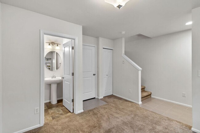 Foto del edificio - Spaciously Modern Tri Level Townhome for Rent in North Everett
