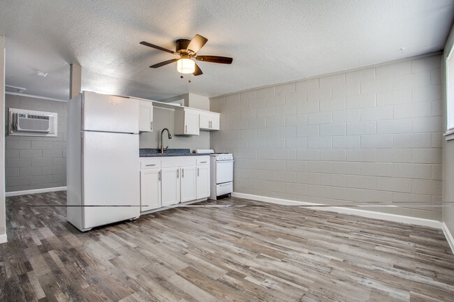 Building Photo - Oasis Apartments