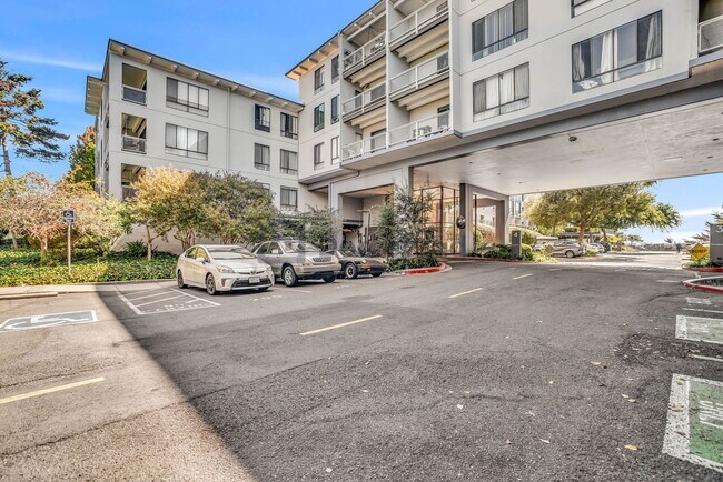 Building Photo - 4 Commodore Dr