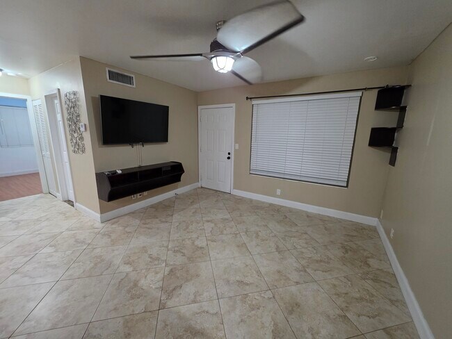 Foto del edificio - 10046 Winding Lake Rd