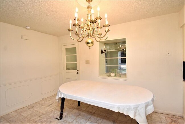 Building Photo - 12248 Pine Oak Cir