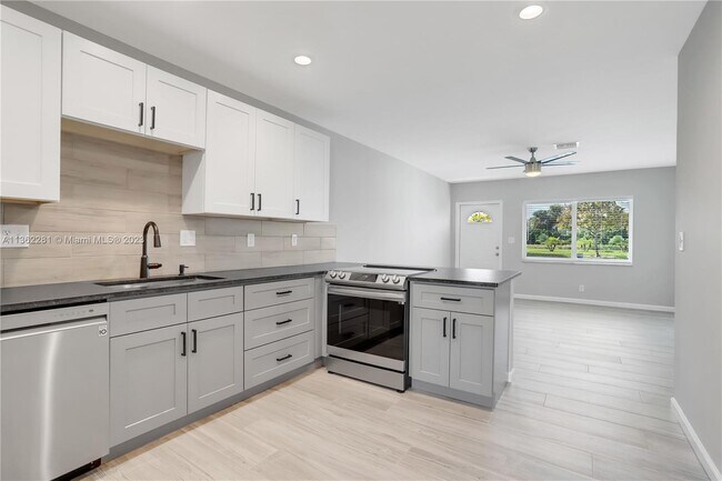 Foto del edificio - 2570 N Dixie Hwy