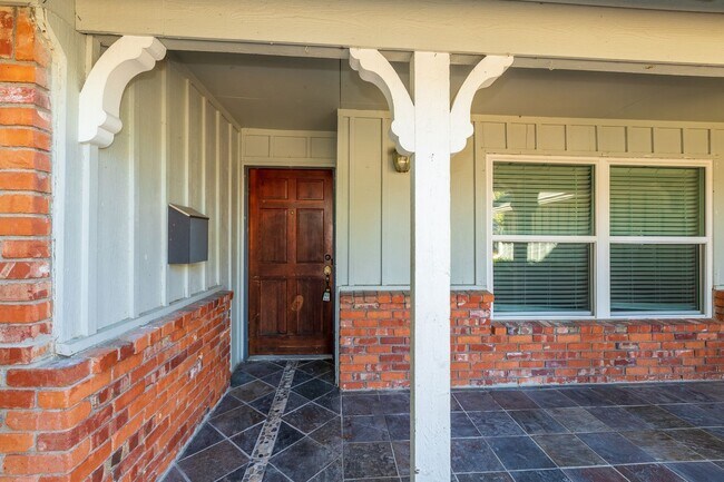 Building Photo - Coming Soon! Remodeled Tulsa Gem!!