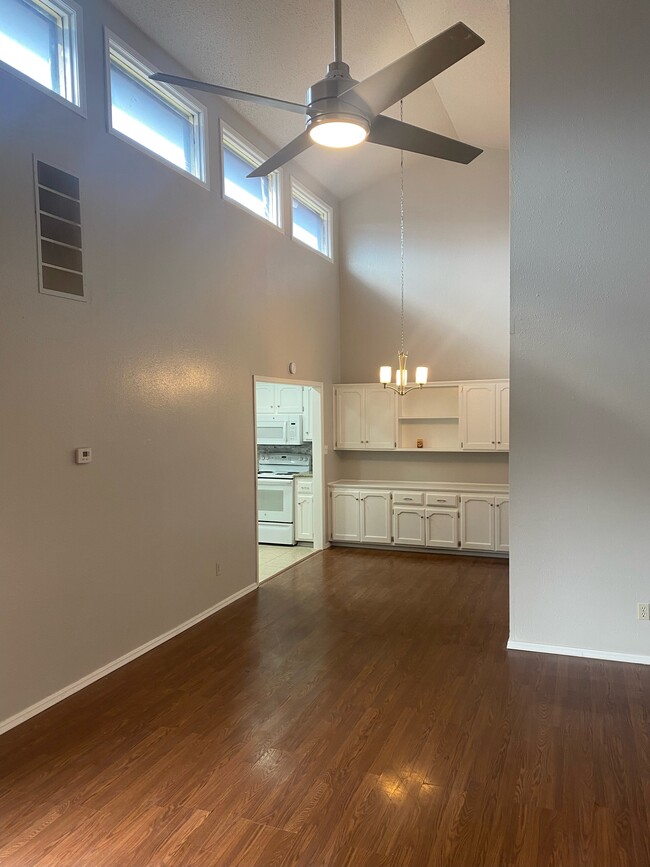 Building Photo - 1907 Crystal Cir