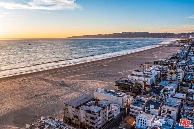 Foto del edificio - 4403 Ocean Front Walk