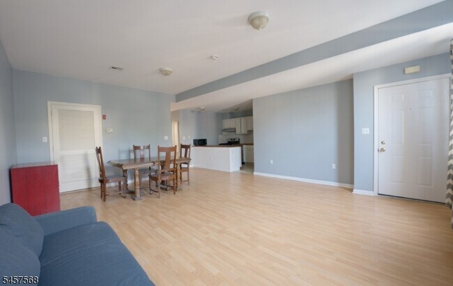 Foto del edificio - 372 Bramhall Ave
