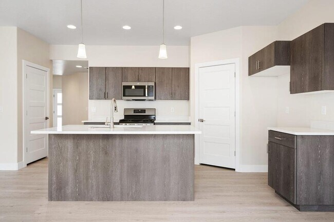 Building Photo - 590 Elmbrook Dr