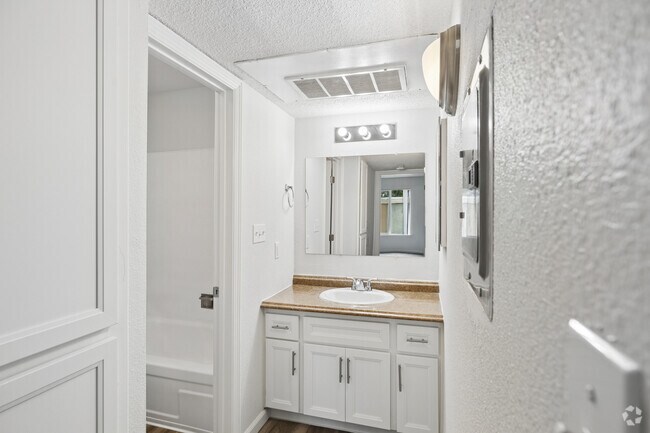 1BR, 1BA - 550SF - Bathroom - La Loma Terrace