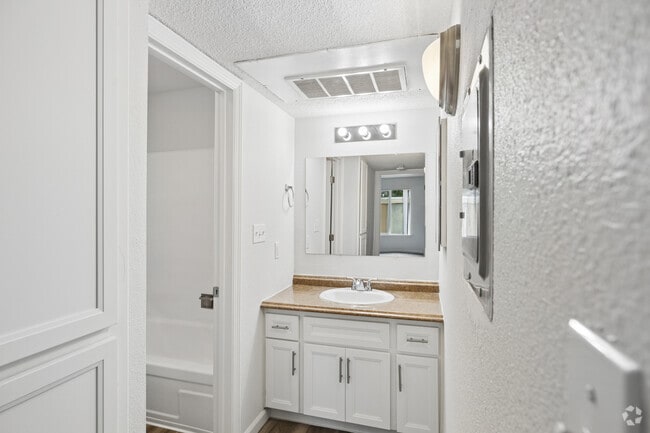 1BR, 1BA - 550SF - Bathroom - La Loma Terrace