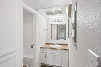 1BR, 1BA - 550SF - Bathroom - La Loma Terrace