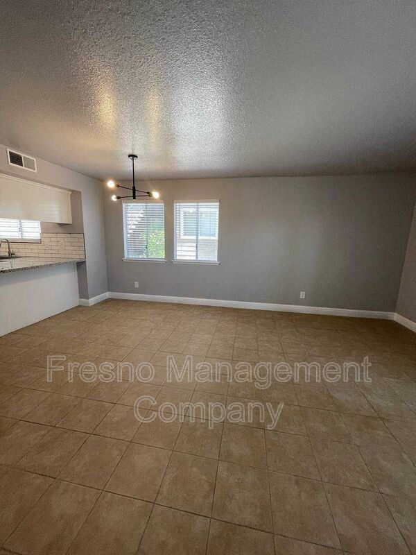 Primary Photo - 3306 W Shields Ave