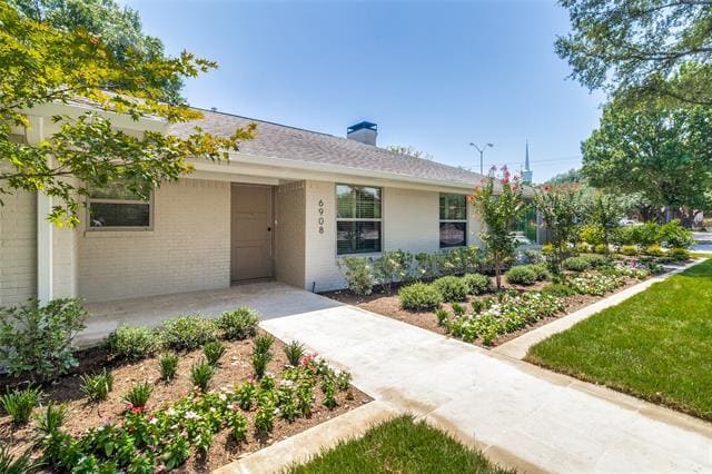 Building Photo - 6908 Lavendale Ave