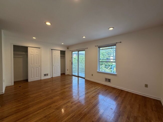 Building Photo - 122 Logan Ave