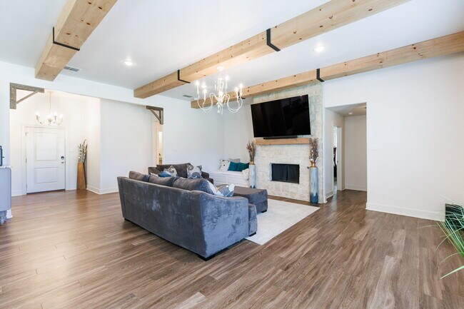 Foto del edificio - Luxury 4-Bedroom, 3-Bathroom Home in Kelse...