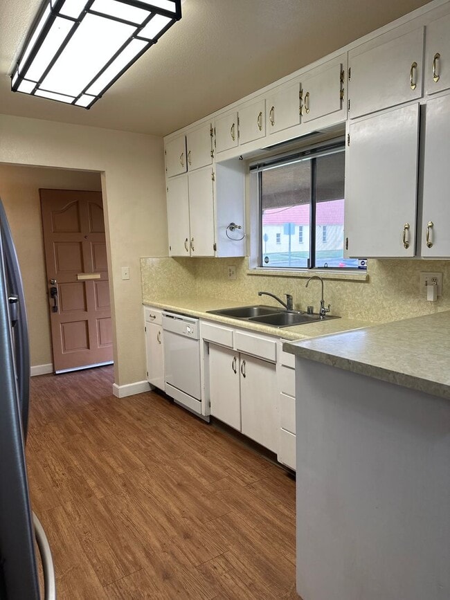 Foto del edificio - Available Now!