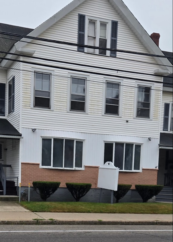 Building Photo - 758 Main St