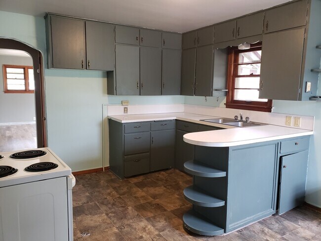 Building Photo - 4 Bedroom 2 Bathroom Single Family Home in...