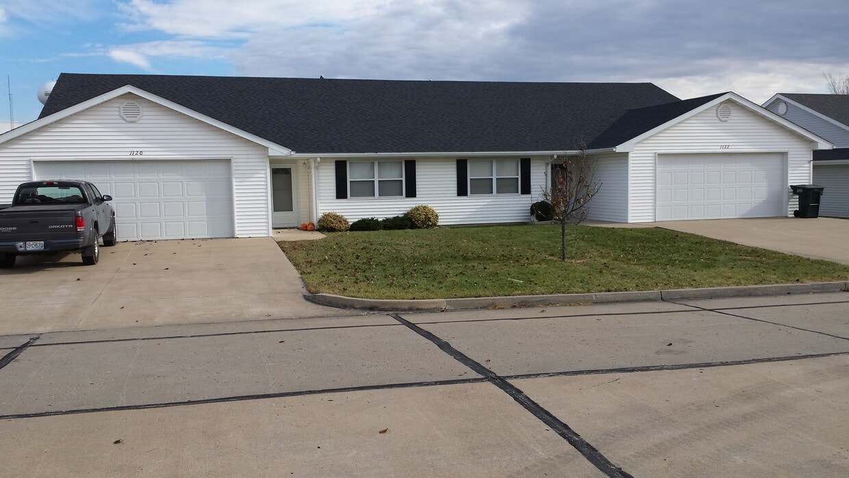 1122 Ashton Circle East - 1122 Ashton Cir E
