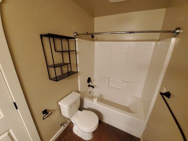 Foto del edificio - 6326-6328 Lee Ann [PRM: Andrew] (2)
