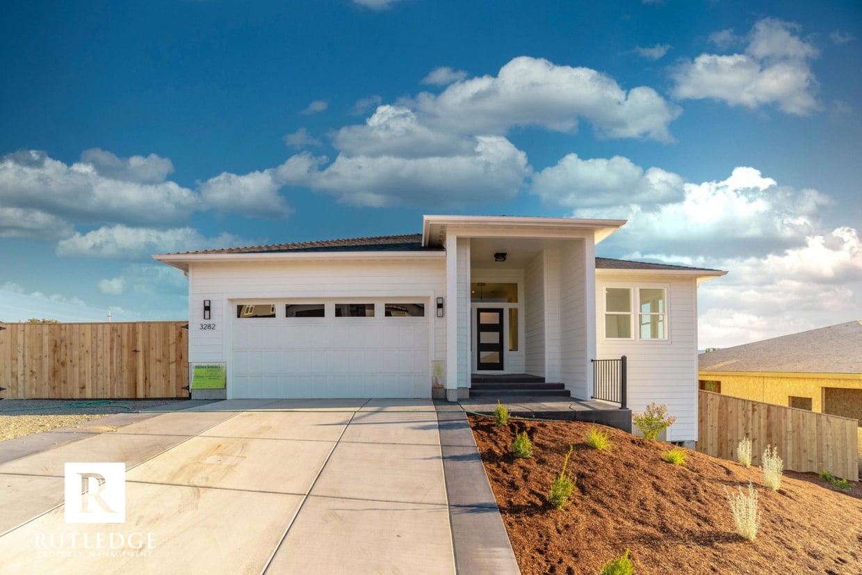 Primary Photo - East Medford Cedar Links Living