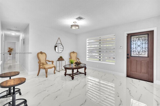 Foto del edificio - 741 NE 8th St