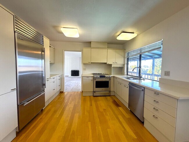 Foto del edificio - Hayward Hills Home is beautiful location, ...