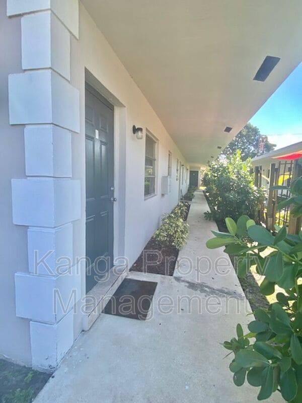 Foto del edificio - 220 SW 8th St