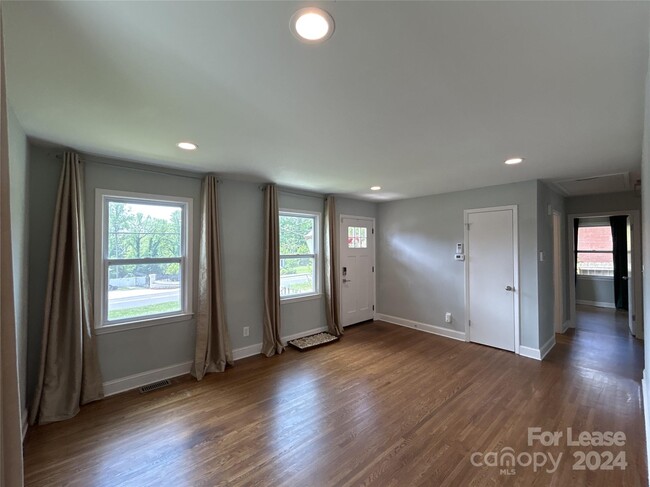 Building Photo - 3001 Hilliard Dr