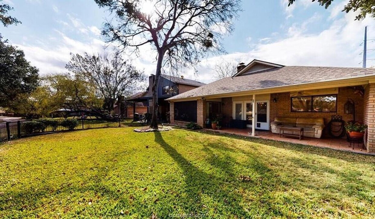 Primary Photo - Available Now: 3 bed 2 bath