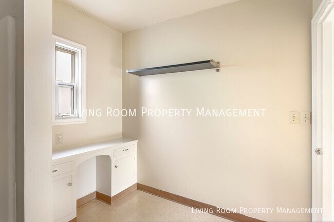 Building Photo - Charming 1BR Across from Powell Park w/Off...
