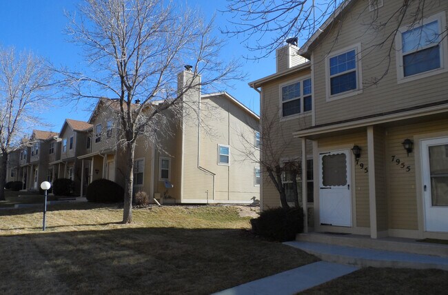 Foto del edificio - 7957 Lexington Park Dr